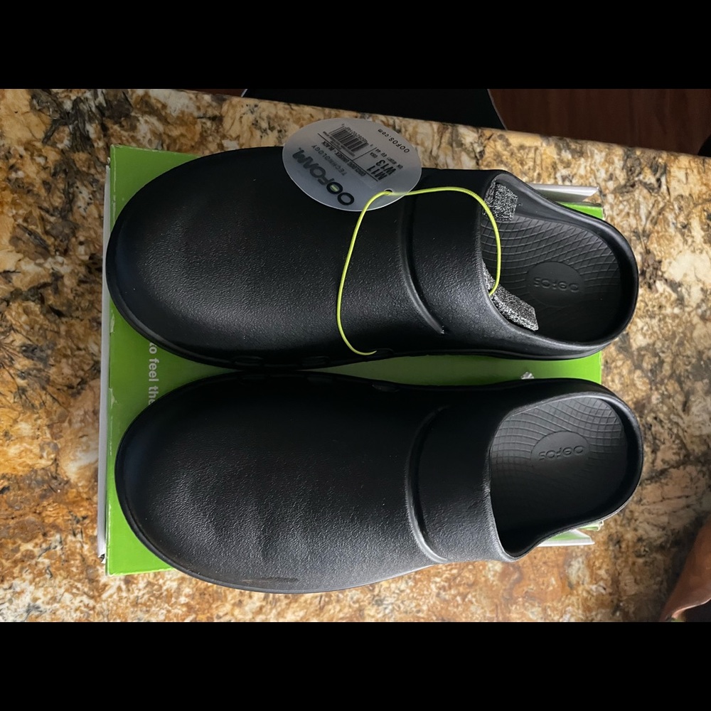 OOFOS RECOVERY CLOGS